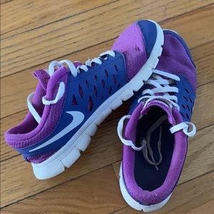 women’s nike tennis shoes